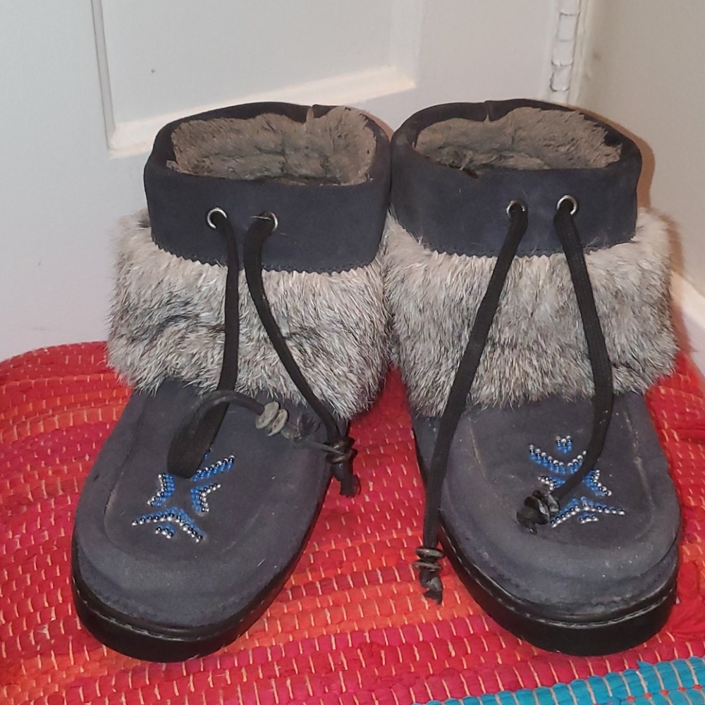 Rare Navy Manitobah Mukluks